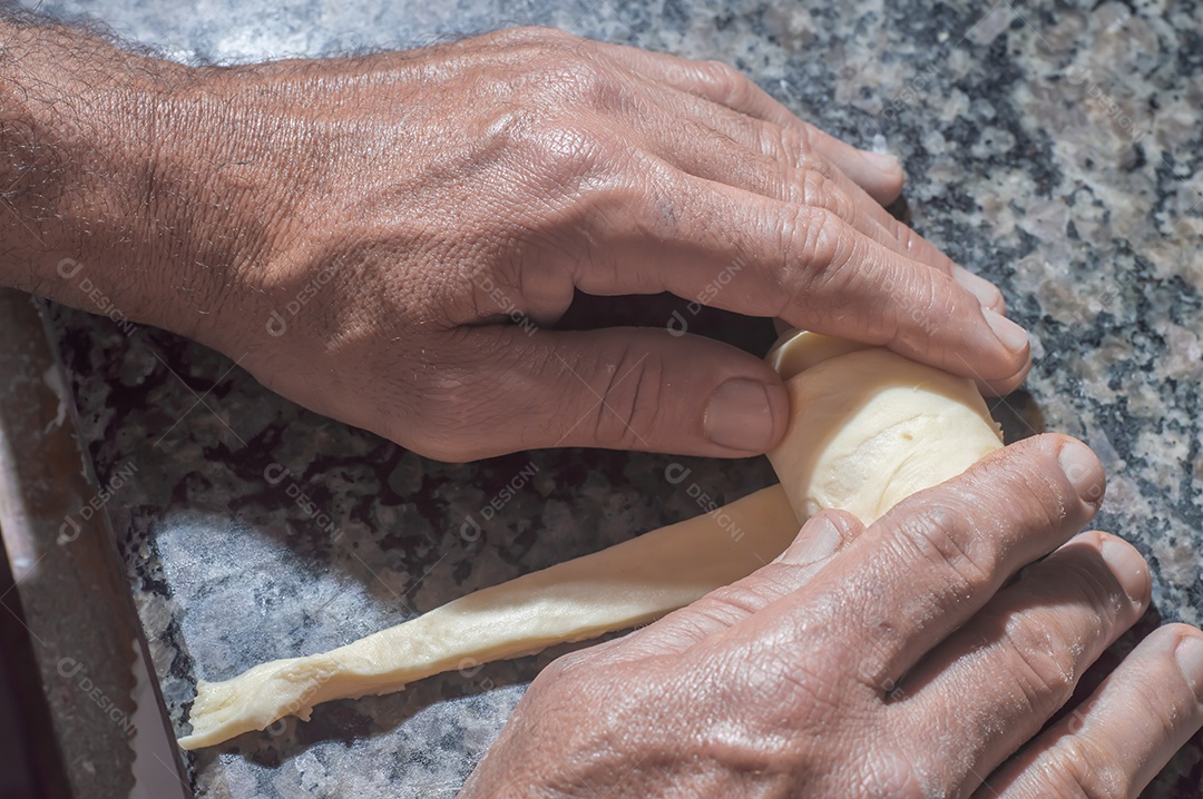 Padeiro fazendo croissant antes de ir ao forno, conceito de padaria