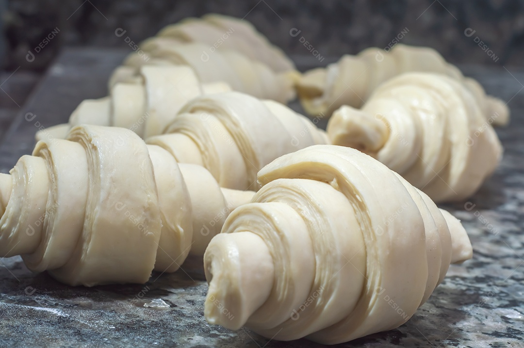 Baker fazendo croissant antes de ir ao forno, conceito de padaria