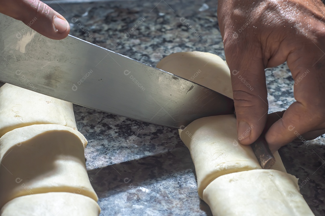 Padeiro fazendo croissant antes de ir ao forno, conceito de padaria
