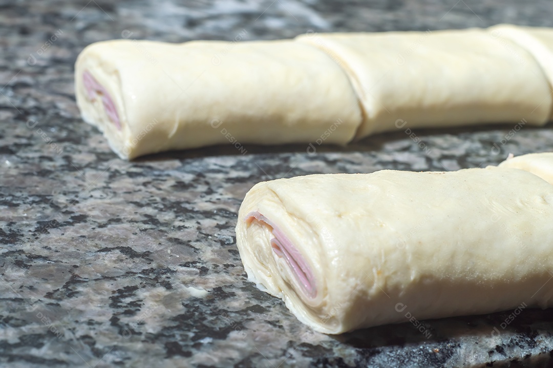 Padeiro fazendo croissant antes de ir ao forno, conceito de padaria