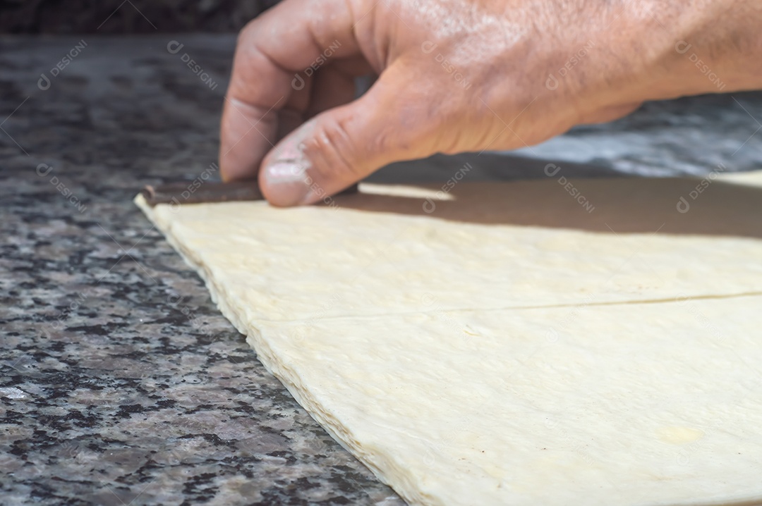 Padeiro fazendo croissant antes de ir ao forno, conceito de padaria