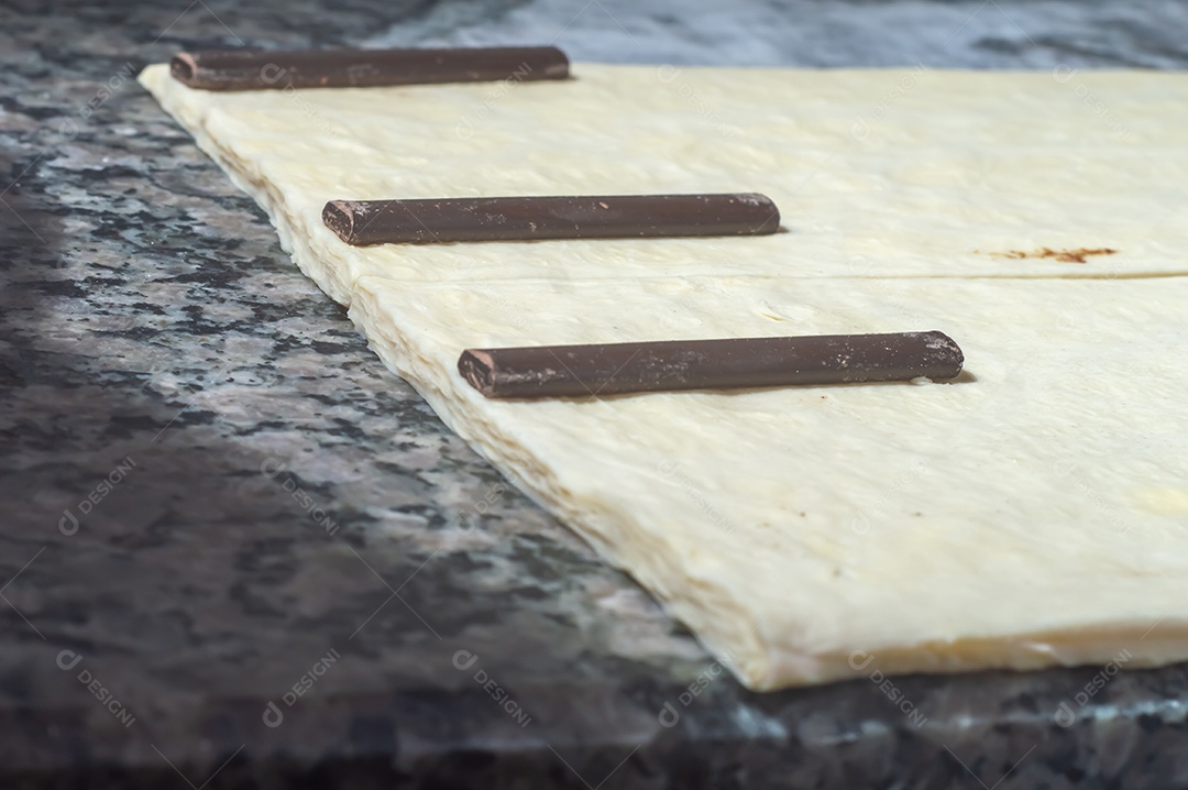 Massa de bolos sendo preparadas antes de ir ao forno