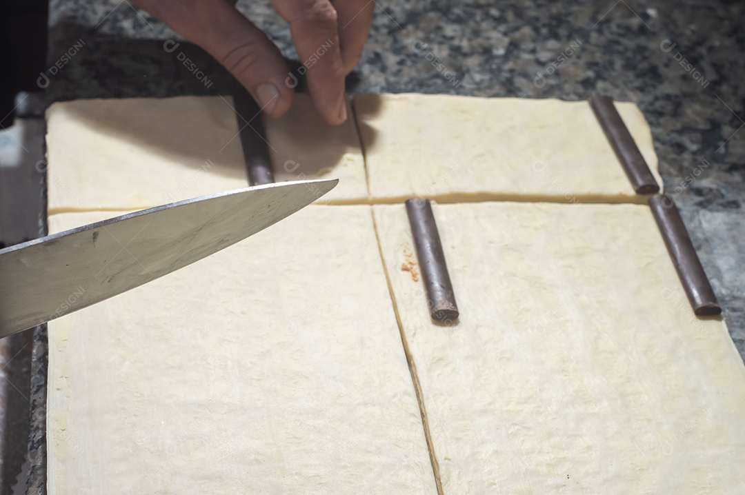 Massa de bolos sendo preparadas antes de ir ao forno