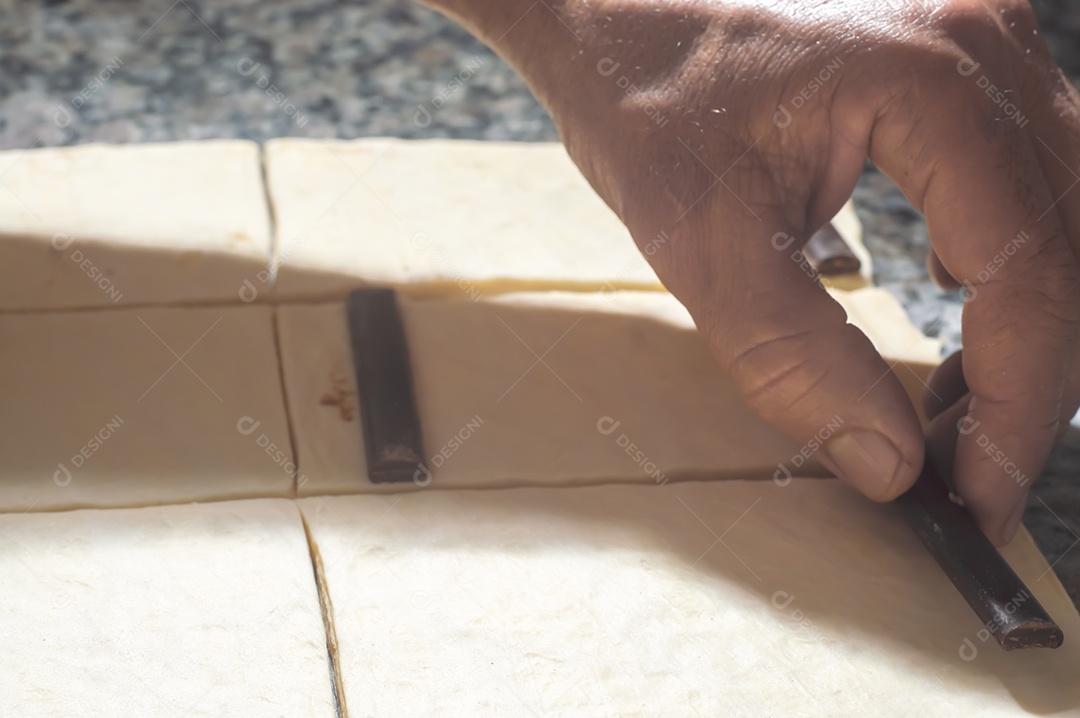 Massa de bolos sendo preparadas antes de ir ao forno