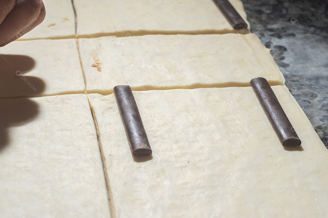 Massa de bolos sendo preparadas antes de ir ao forno