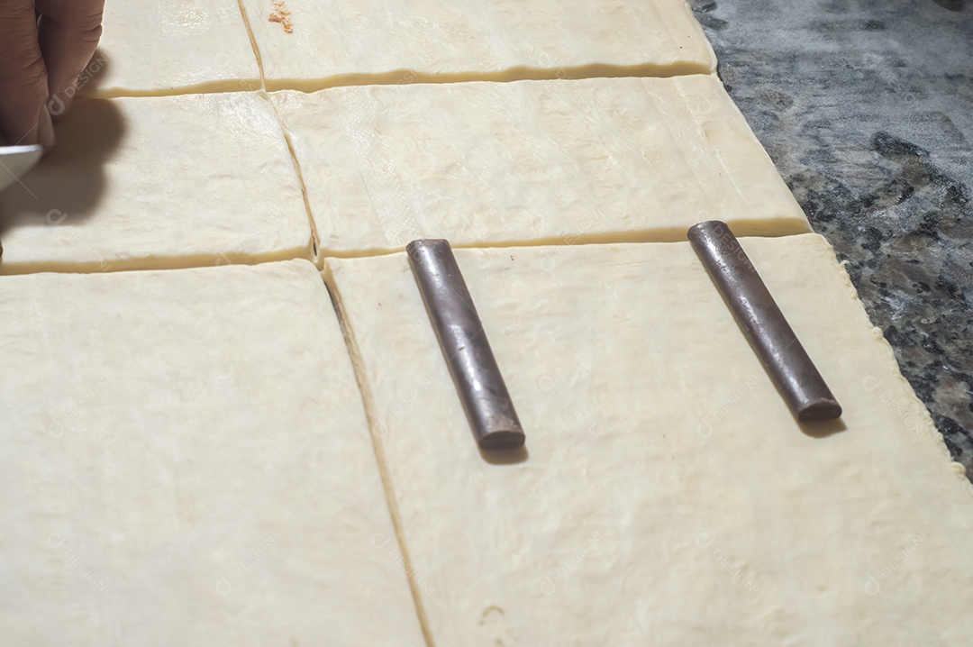 Massa de bolos sendo preparadas antes de ir ao forno