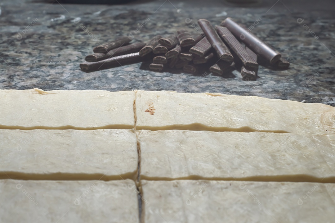 Massa de bolos sendo preparadas antes de ir ao forno