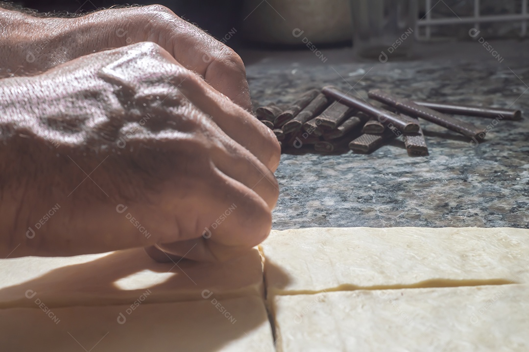 Massa de bolos sendo preparadas antes de ir ao forno