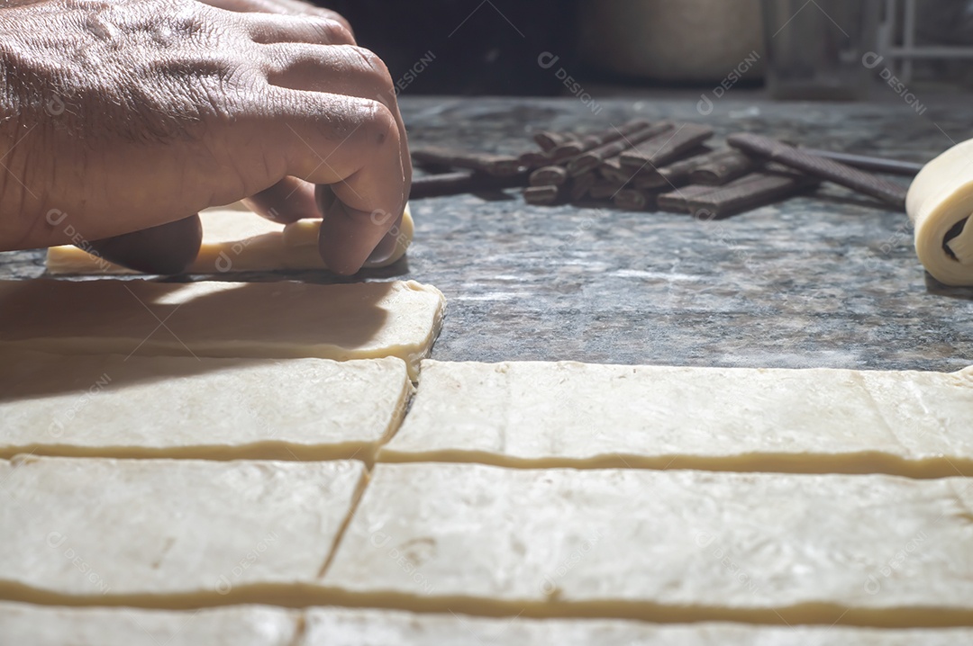 Massa de bolos sendo preparadas antes de ir ao forno