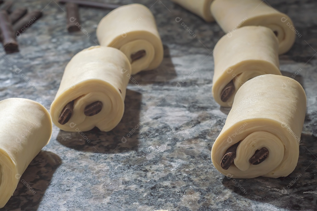Massa de bolos sendo preparadas antes de ir ao forno