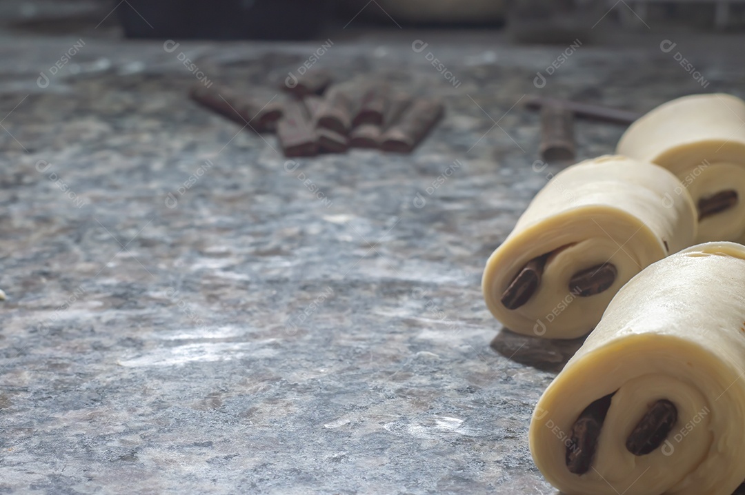 Massa de bolos sendo preparadas antes de ir ao forno