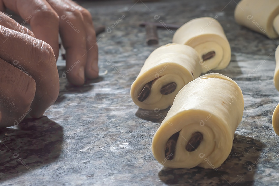Massa de bolos sendo preparadas antes de ir ao forno