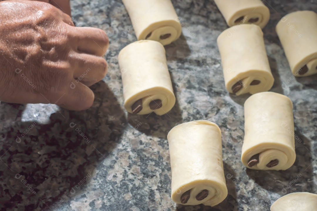 Massa de bolos sendo preparadas antes de ir ao fornoMassa de bolos sendo preparadas antes de ir ao forno