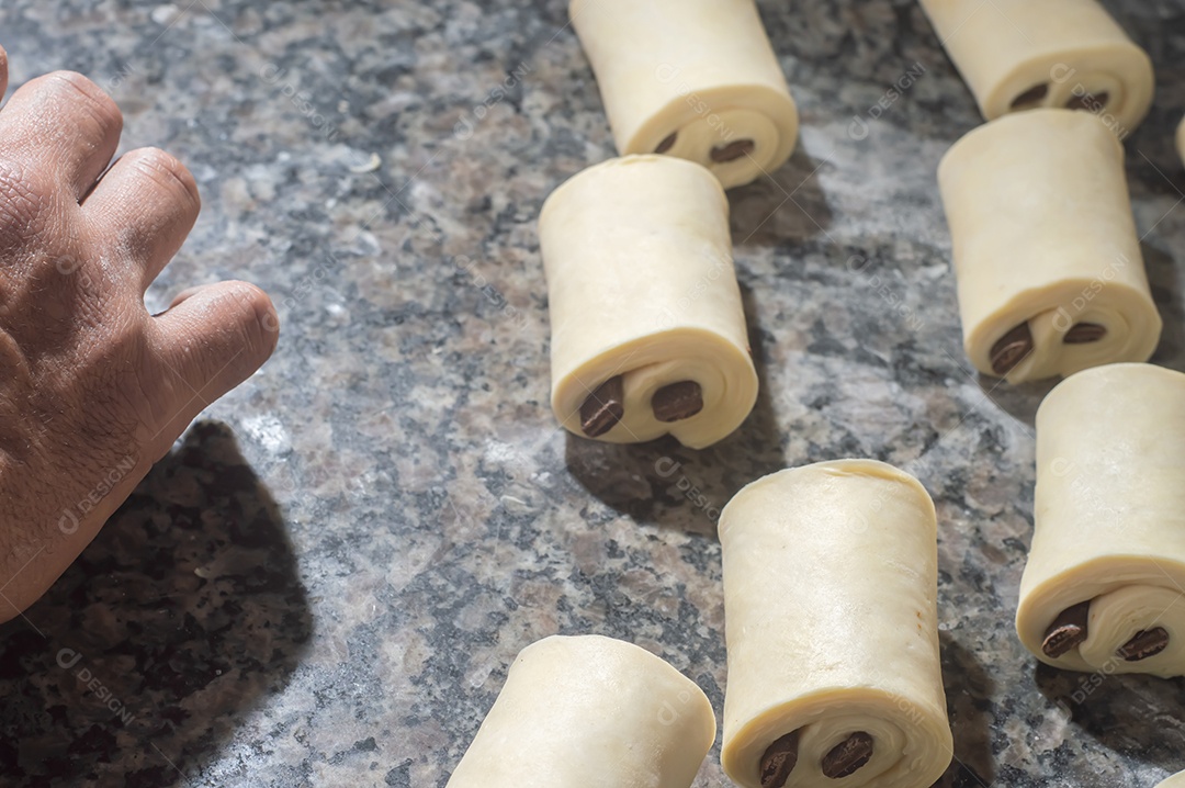 Massa de bolos sendo preparadas antes de ir ao forno