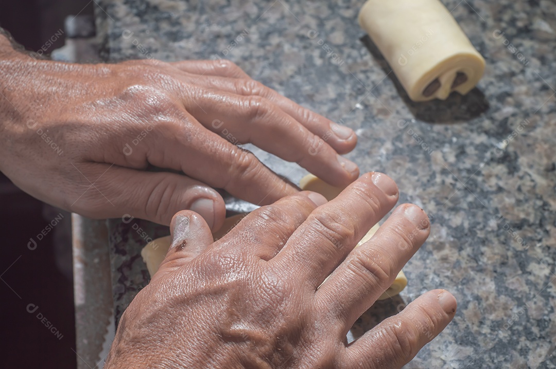 Massa de bolos sendo preparadas antes de ir ao forno