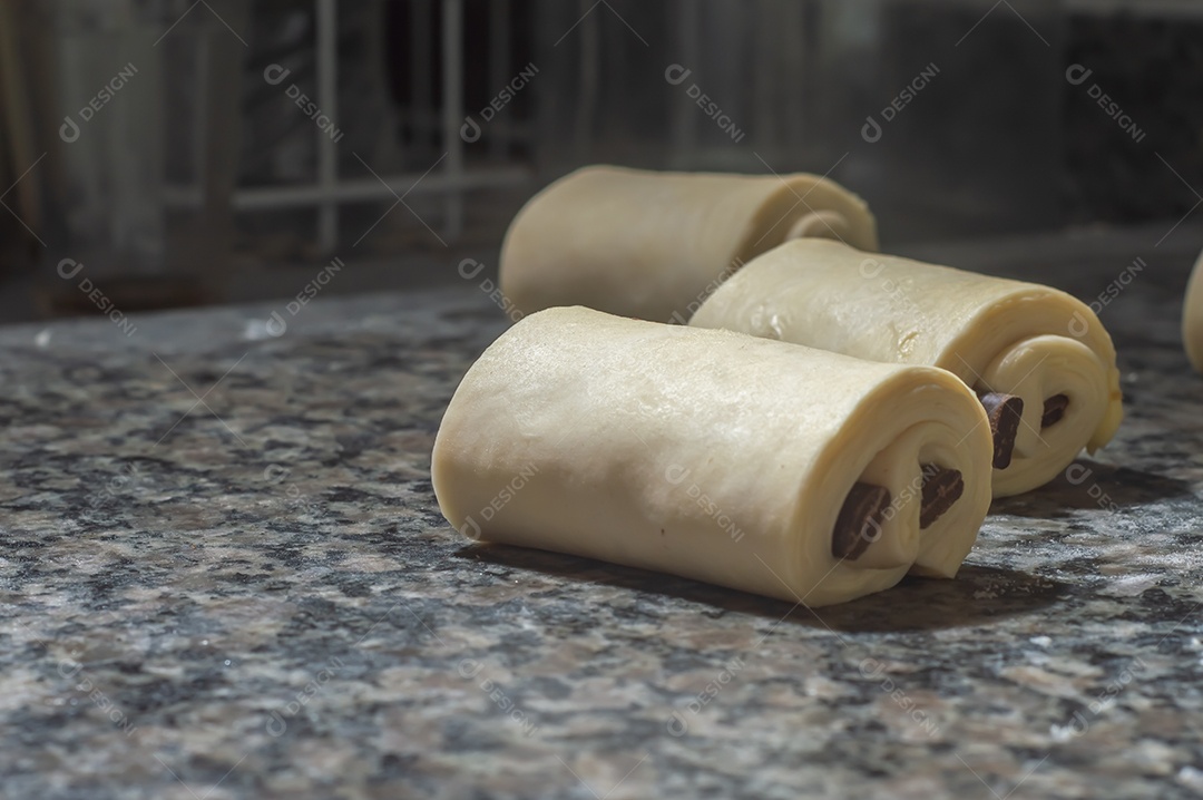Massa de bolos sendo preparadas antes de ir ao forno