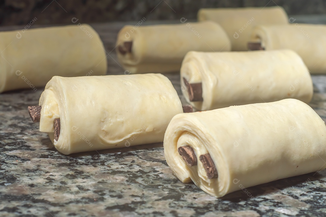 Massa de bolos sendo preparadas antes de ir ao forno
