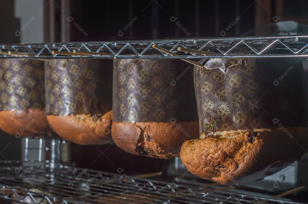 Panetone com chocolate em um conceito de natal de mesa