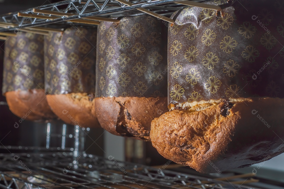 Panetone com chocolate em um conceito de natal de mesa