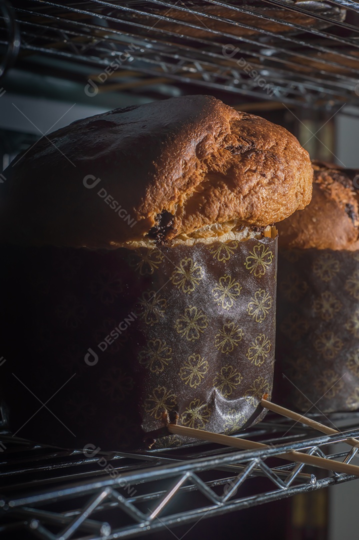 Panetone com chocolate em um conceito de natal de mesa