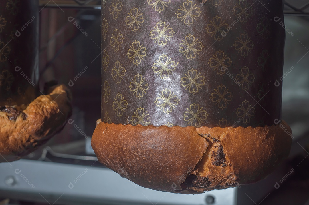 Panetone com chocolate em um conceito de natal de mesa