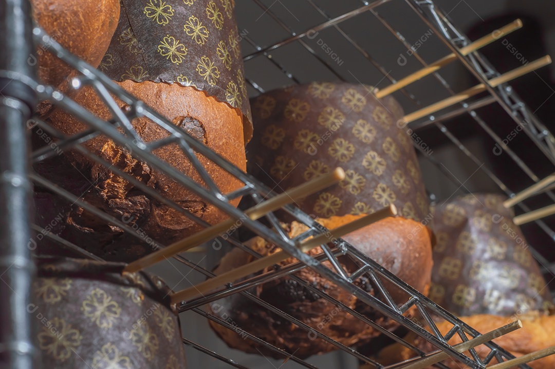 Panetone com chocolate em um conceito de natal de mesa
