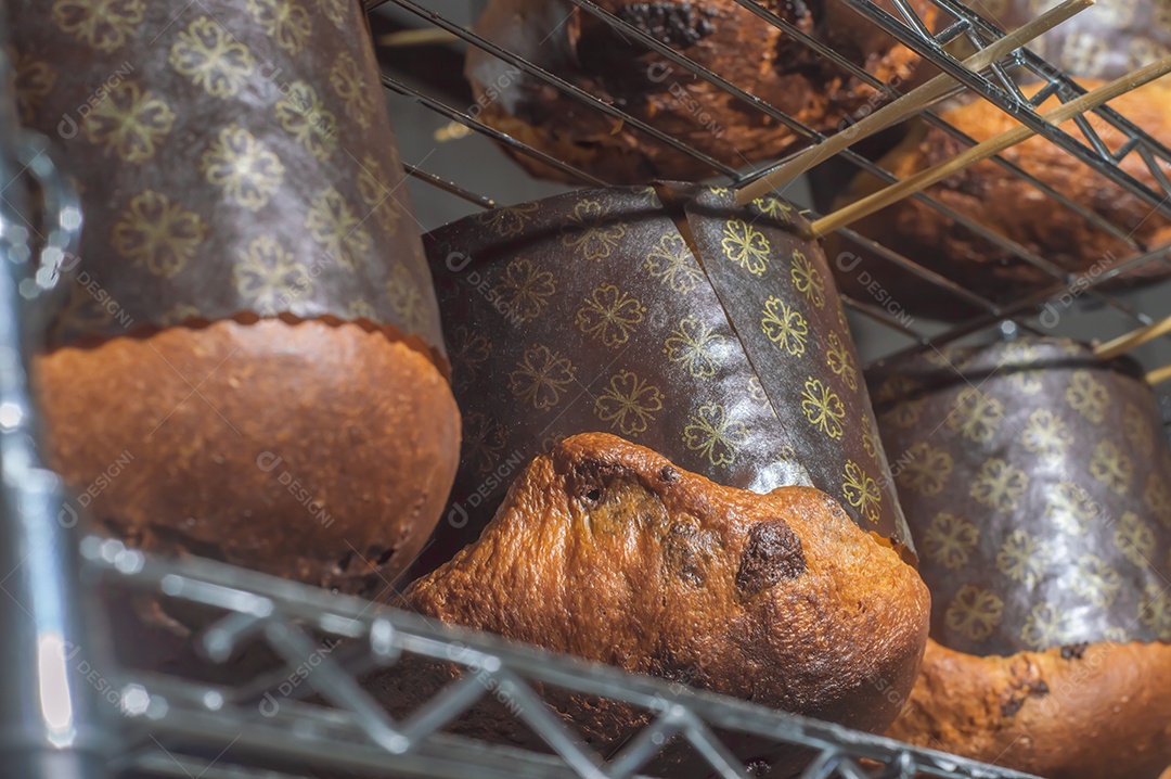 Panetone com chocolate em um conceito de natal de mesa