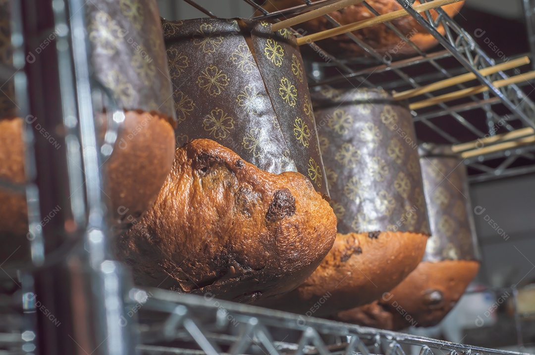 Panetone com chocolate em um conceito de natal de mesa