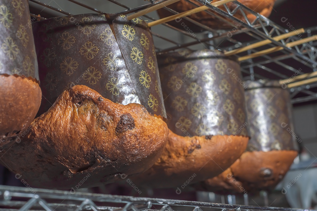 Panetone com chocolate em um conceito de natal de mesa