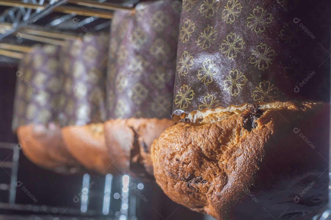 Panetone com chocolate em um conceito de natal de mesa