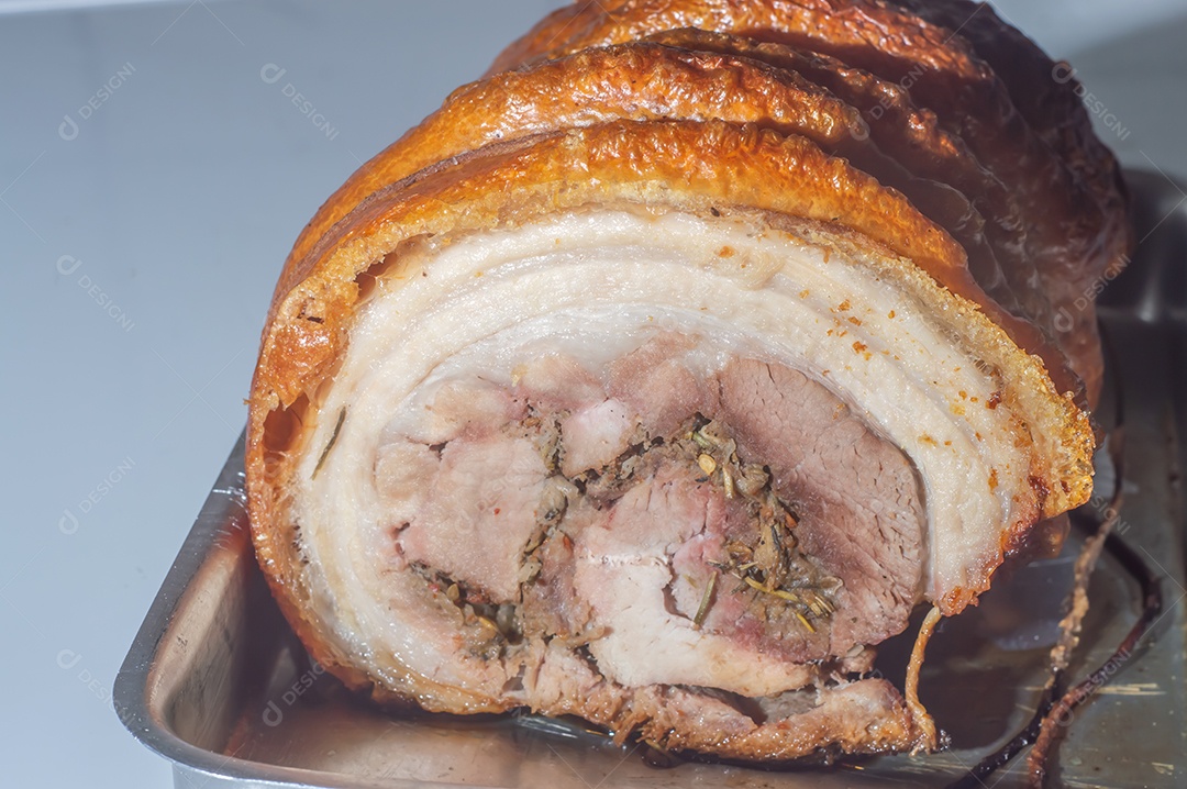 Assado caseiro de porchetta rolado, prancha de madeira, porchetta italiano em uma bandeja.