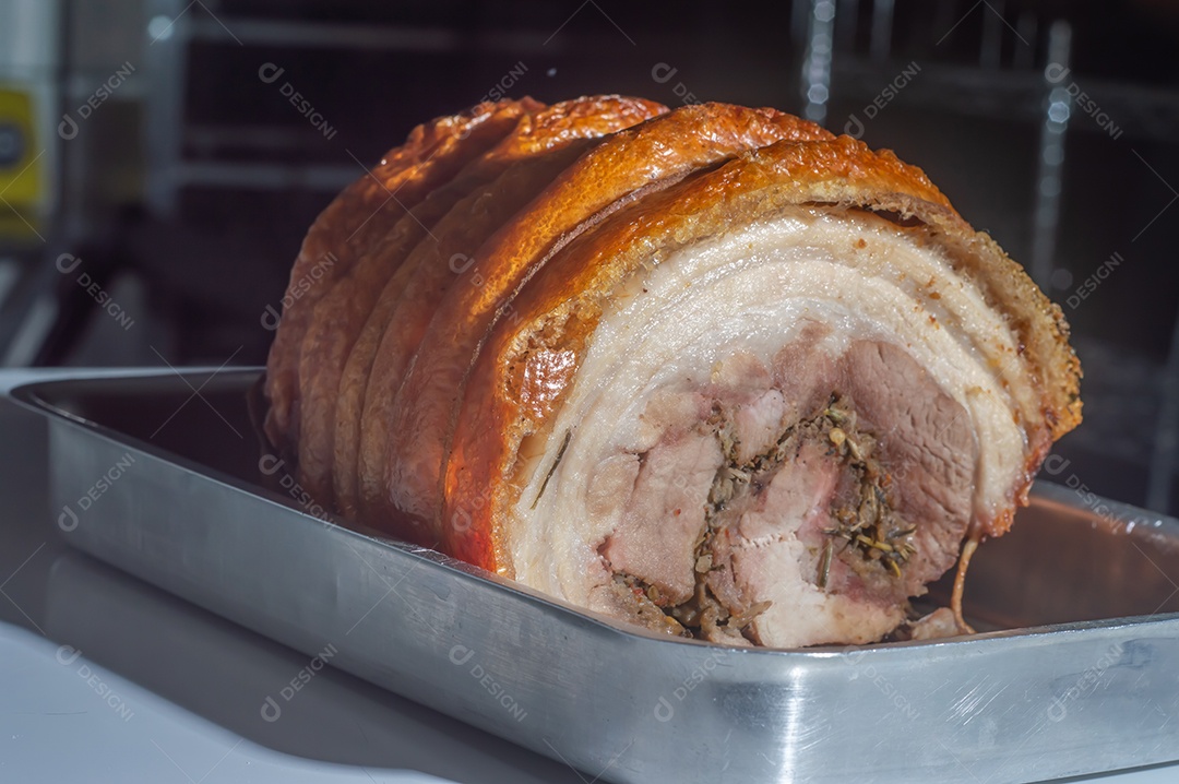 Assado caseiro de porchetta rolado, prancha de madeira, porchetta italiano em uma bandeja.
