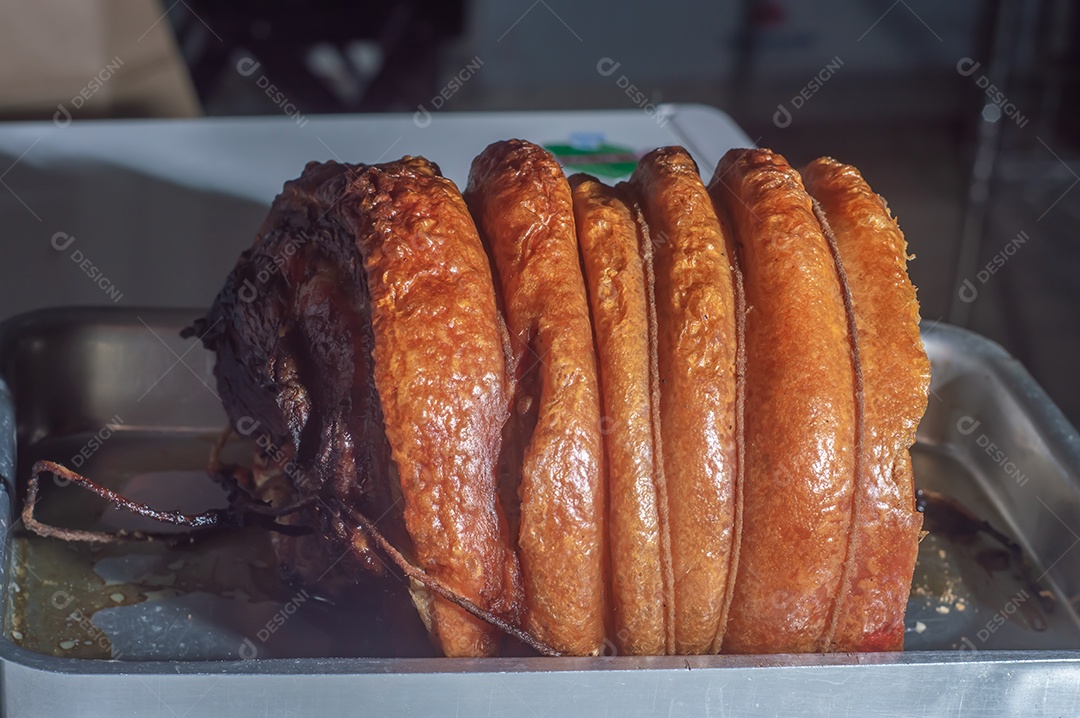 Assado caseiro de porchetta rolado, prancha de madeira, porchetta italiano em uma bandeja.