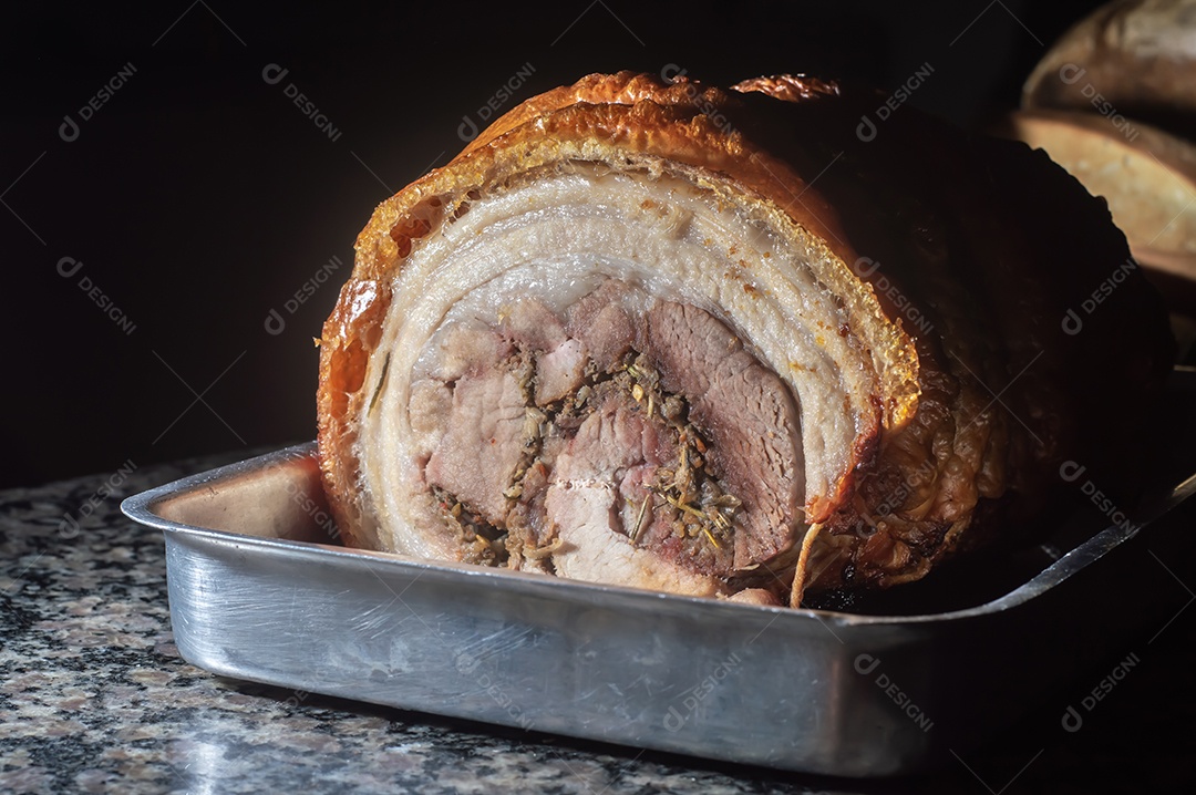 Assado caseiro de porchetta rolado, prancha de madeira, porchetta italiano em uma bandeja.