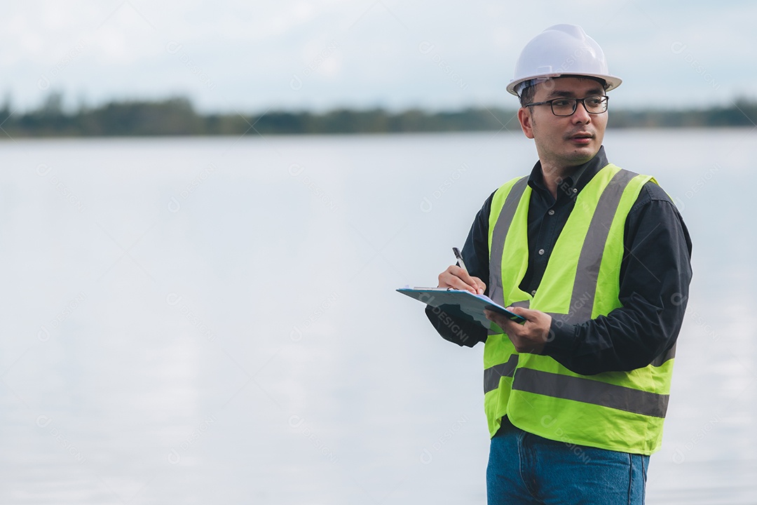 Engenheiro ambiental trabalhando em estações de tratamento de água