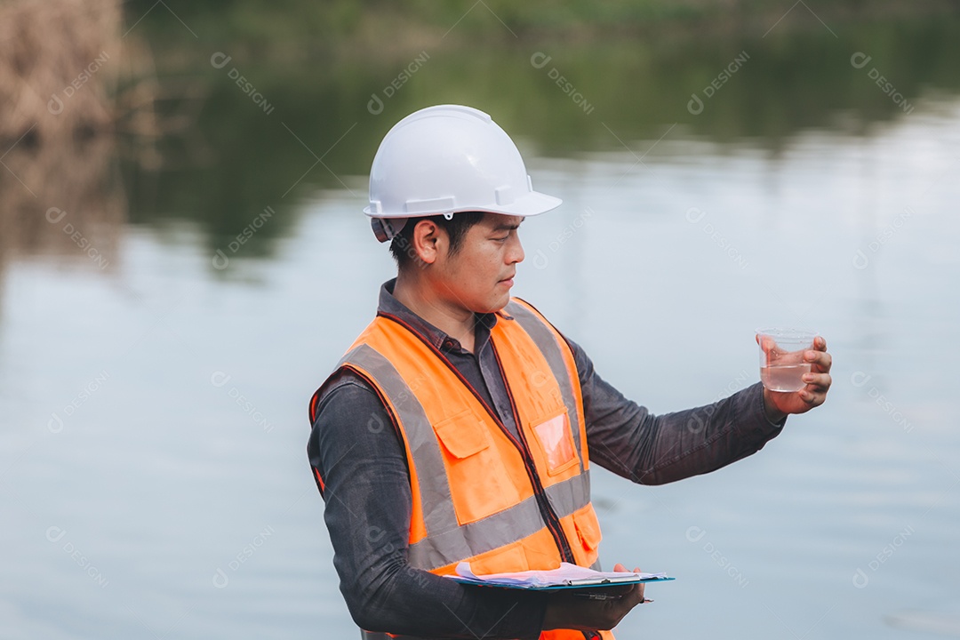 Engenheiro ambiental trabalhando em estações de tratamento de água