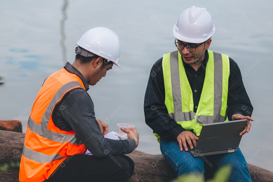 Engenheiros ambientais trabalham em estações de tratamento de águas