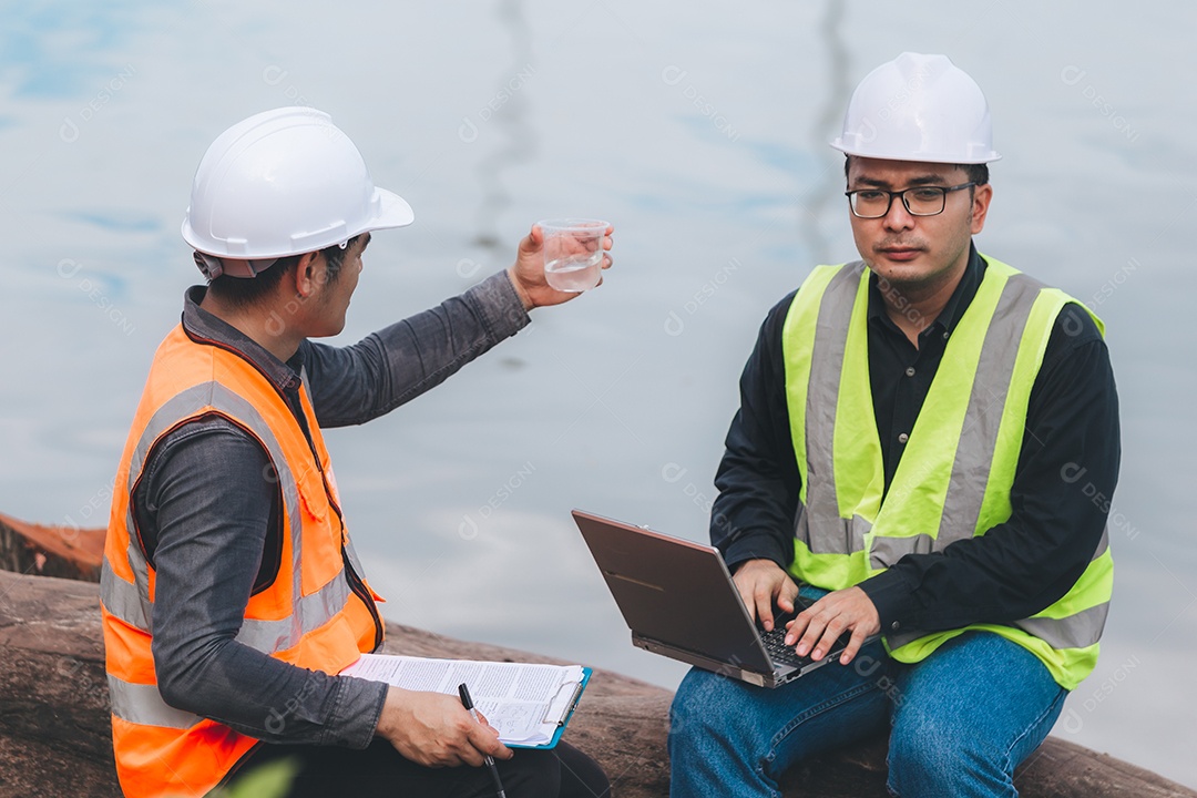 Engenheiros ambientais trabalham em estações de tratamento de águas