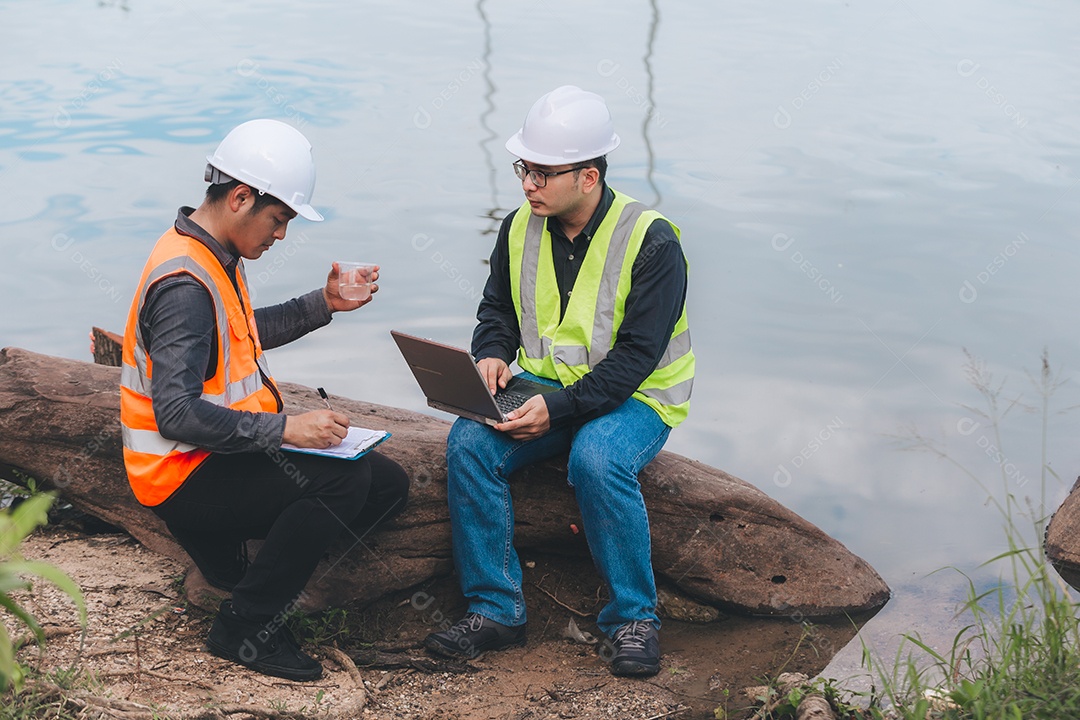 Engenheiros ambientais trabalham em estações de tratamento de águas