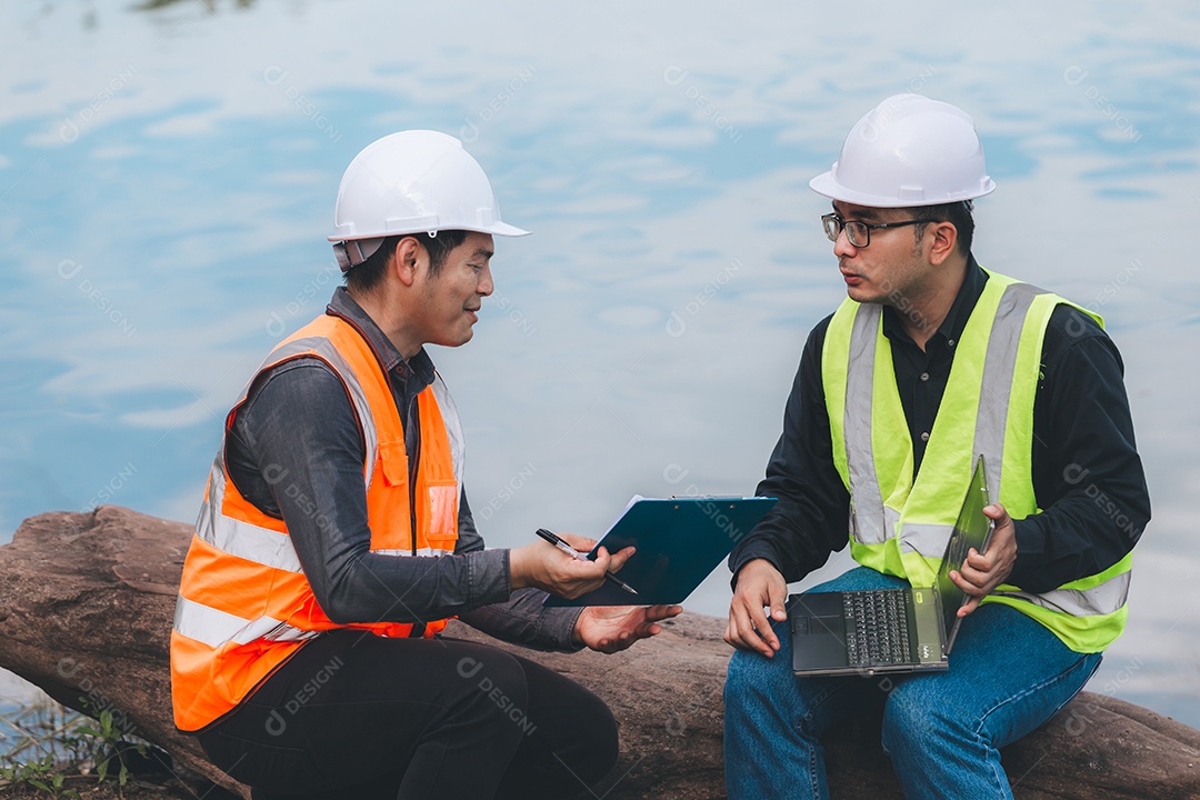 Engenheiros ambientais trabalham em estações de tratamento de águas