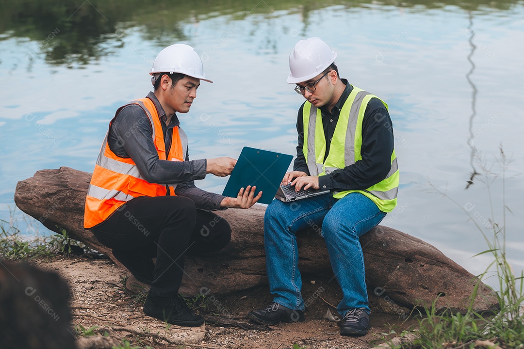 Engenheiros ambientais trabalham em estações de tratamento de águas