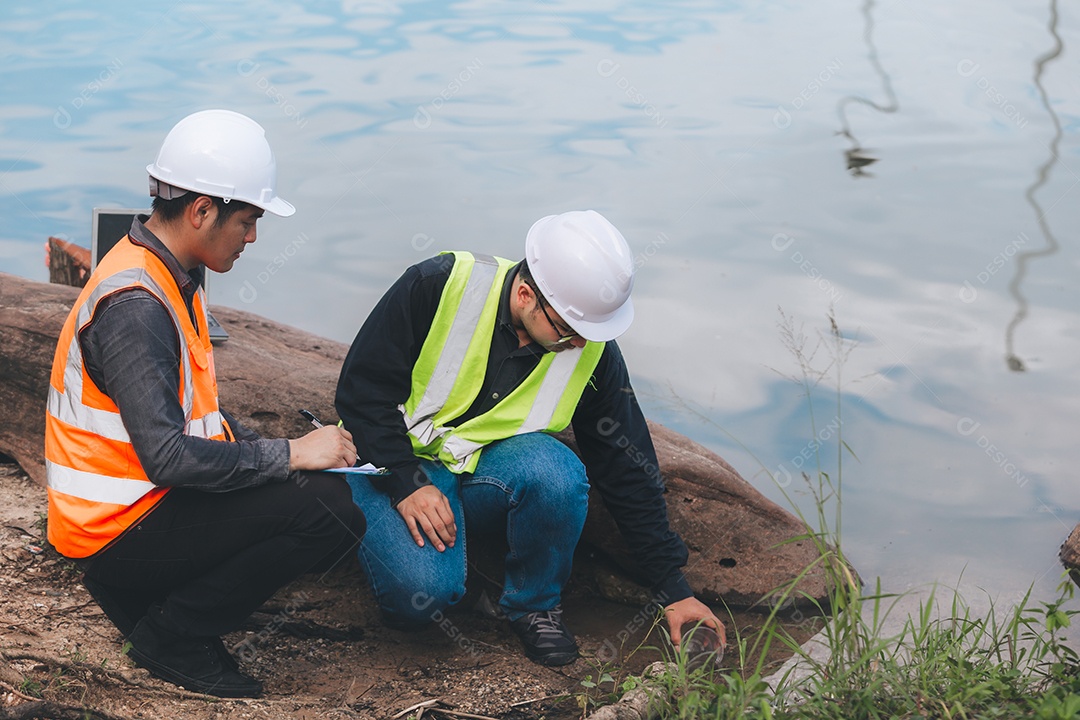 Engenheiros ambientais trabalham em estações de tratamento de águas