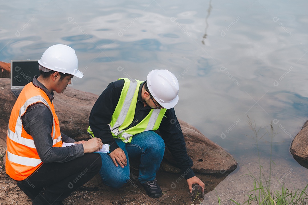 Engenheiros ambientais trabalham em estações de tratamento de águas