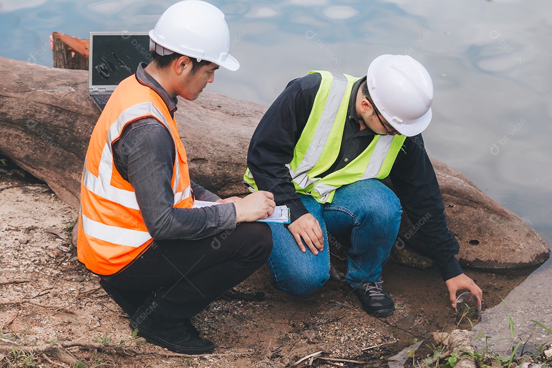 Engenheiros ambientais trabalham em estações de tratamento de águas
