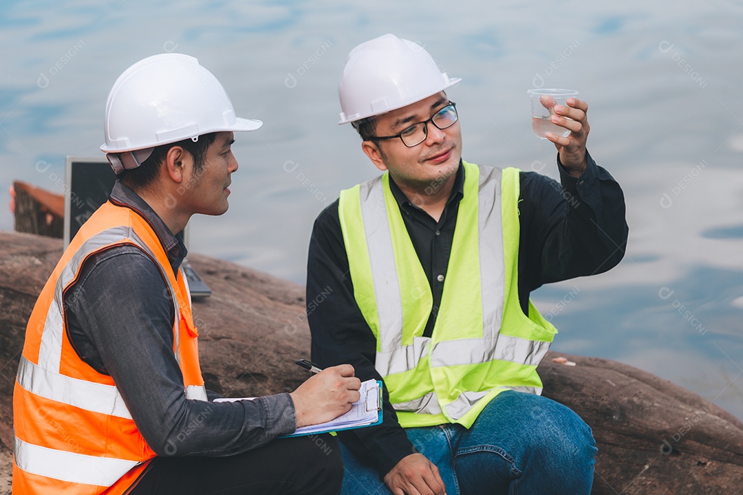 Engenheiros ambientais trabalham em estações de tratamento de águas