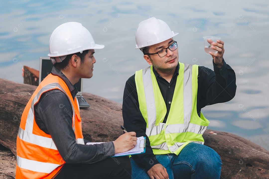 Engenheiros ambientais trabalham em estações de tratamento de águas
