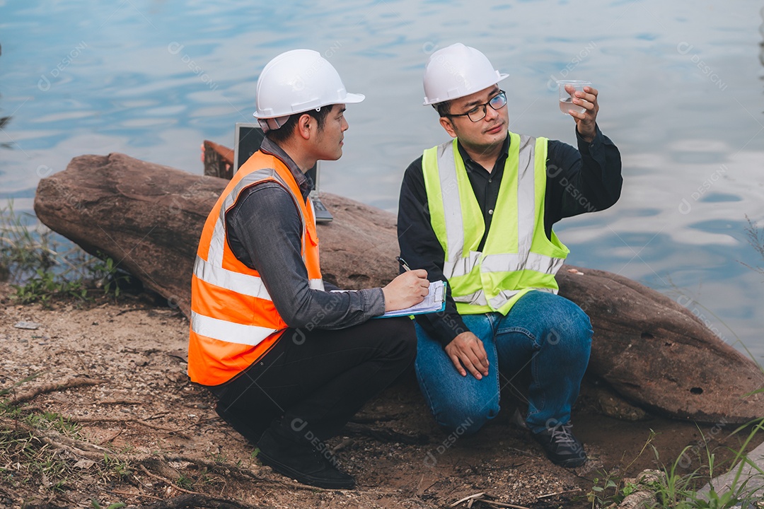 Engenheiros ambientais trabalham em estações de tratamento de águas