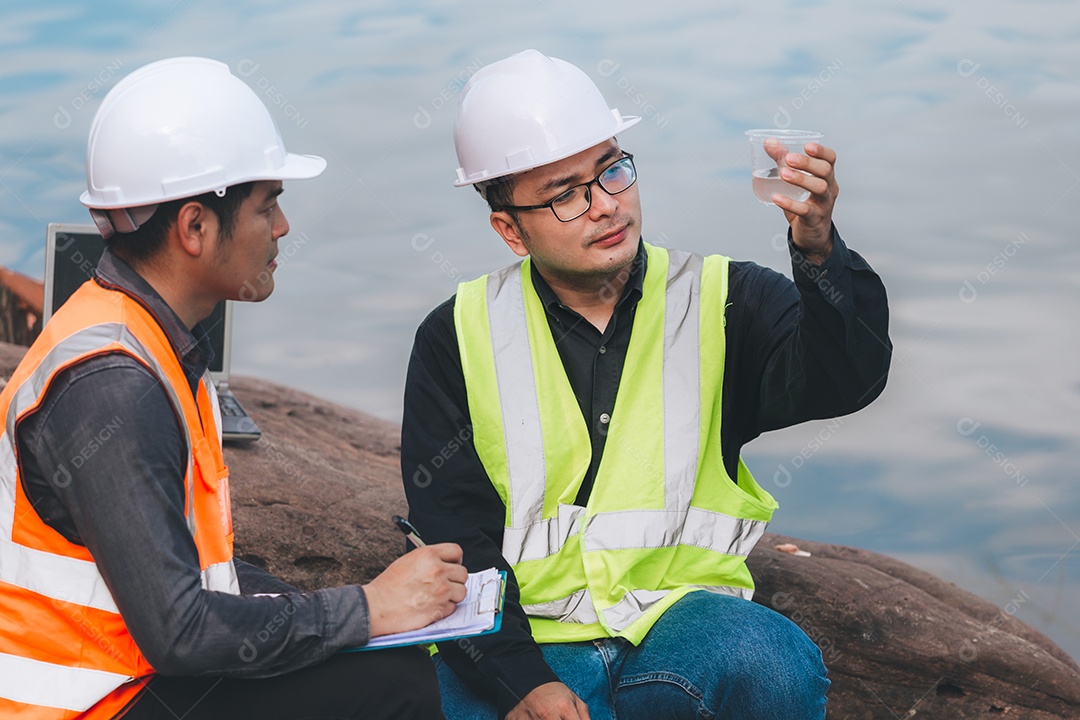 Engenheiros ambientais trabalham em estações de tratamento de águas
