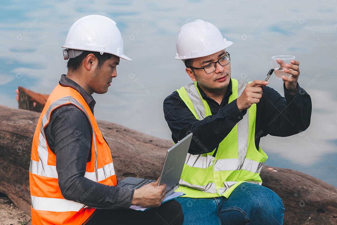 Engenheiros ambientais trabalham em estações de tratamento de águas