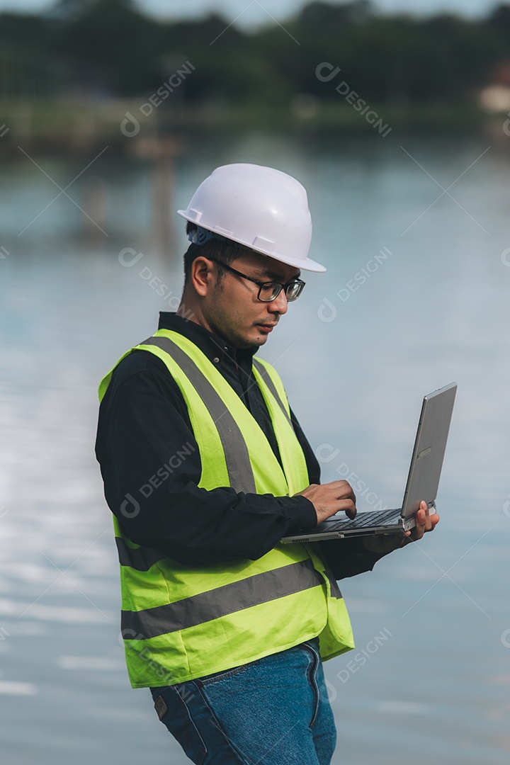 Engenheiro ambiental trabalhando em estações de tratamento de água